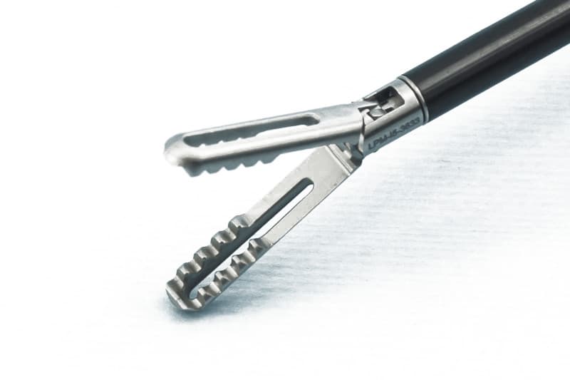 Атравматичний затискач (24 mm (мм), у сборі з кремальєрою, 5 mm (мм) х 36 cm (cм)